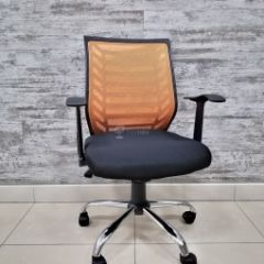 Кресло Barneo K-138 для персонала (черная ткань оранжевая сетка) в Ноябрьске - noyabrsk.mebel24.online | фото 1
